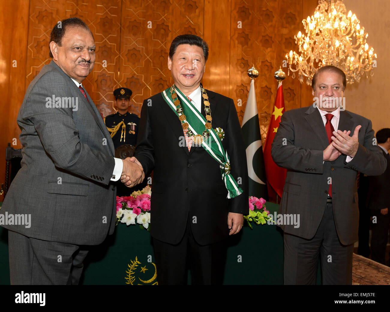 Islamabad, Pakistan. Xxi Aprile, 2015. Il presidente pakistano Mamnoon Hussain (L) conferisce al Presidente cinese Xi Jinping il Nishan-e-Pakistan, il paese del premio più alto per i leader stranieri, a Islamabad, Pakistan, 21 aprile 2015. © Li Xueren/Xinhua/Alamy Live News Foto Stock