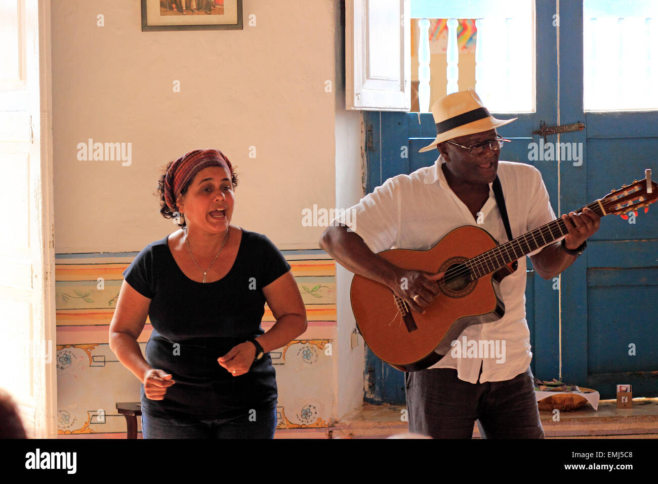 Musicisti cubani danno un concerto privato per i turisti in una casa privata di Trinidad Cuba Foto Stock