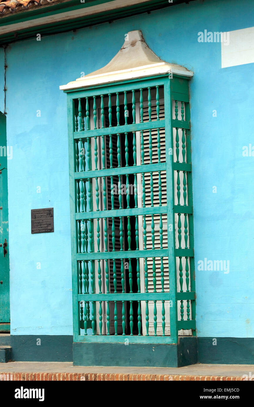 Windows coperto con persiane di legno e barre su Plaza Mayor Trinidad Cuba Foto Stock