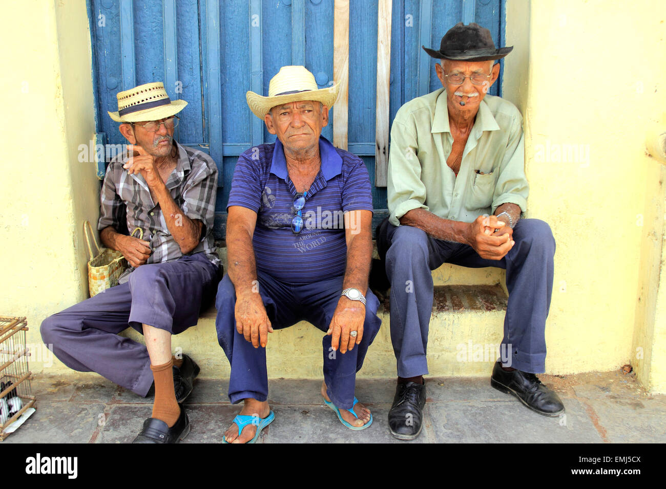 Tre anziani signori in un colorato street in Trinidad, Cuba Foto Stock