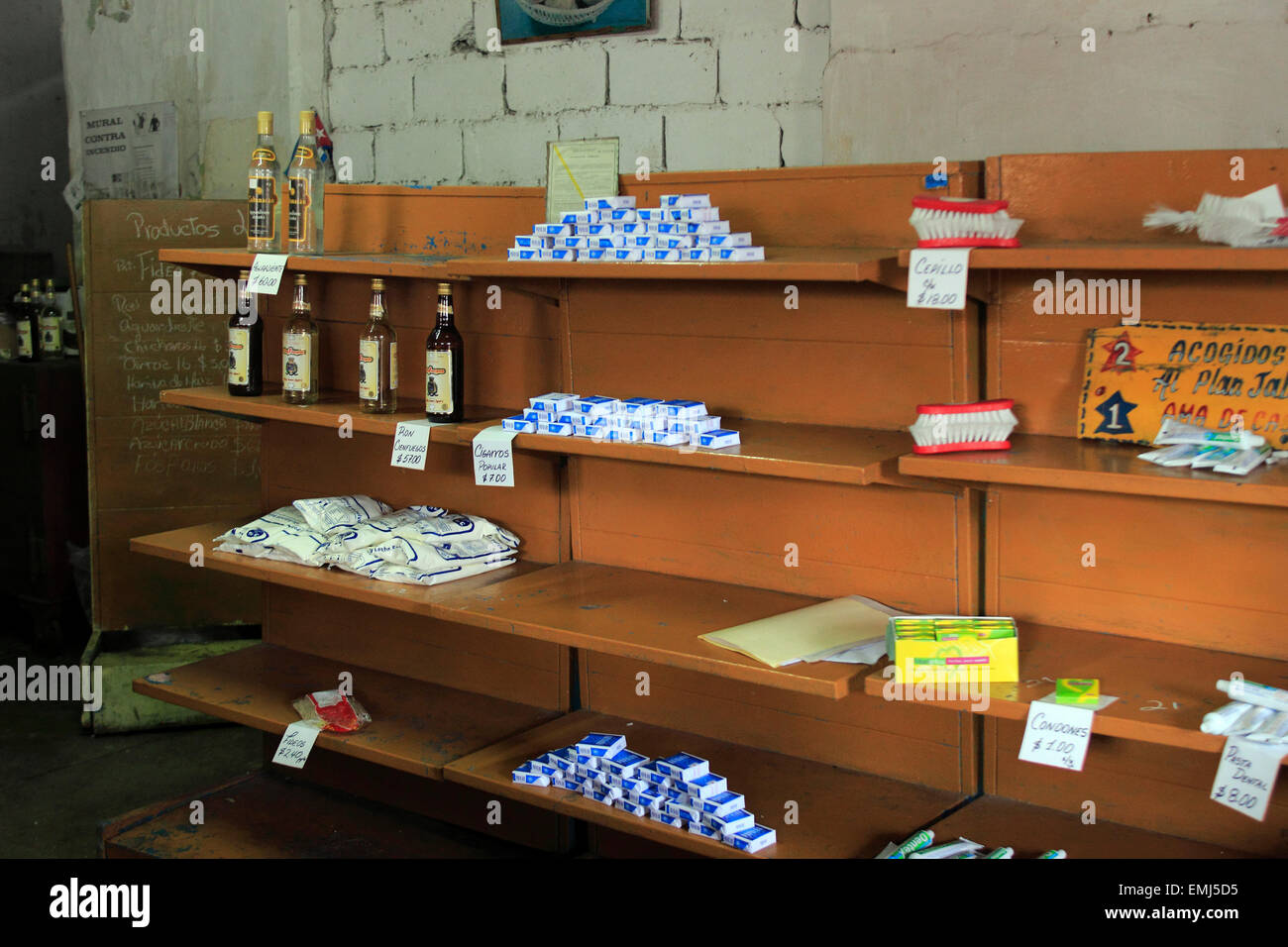 Governo cubano razione store che mostra i prodotti disponibili a Cienfuegos Cuba Foto Stock