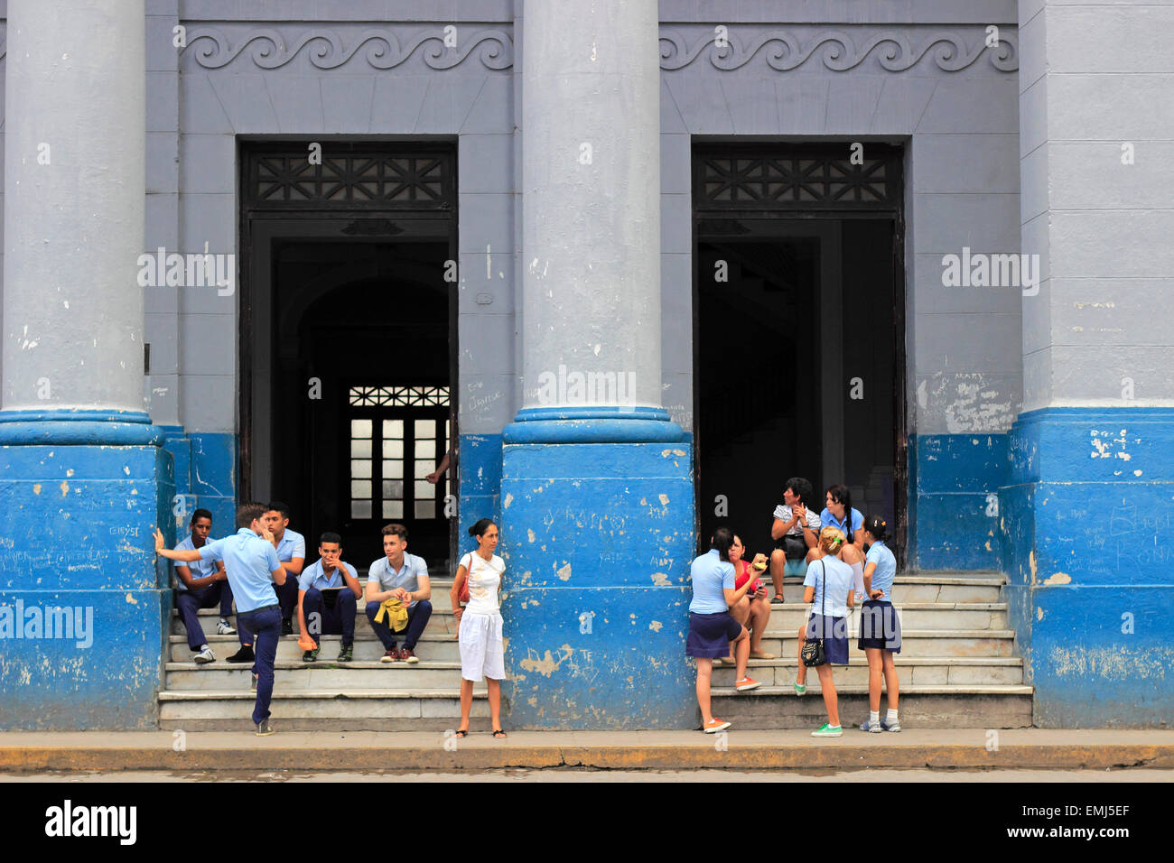 Studenti cubani in uniformi di scuola sulla pausa pranzo a scuola Santa Clara Cuba Foto Stock