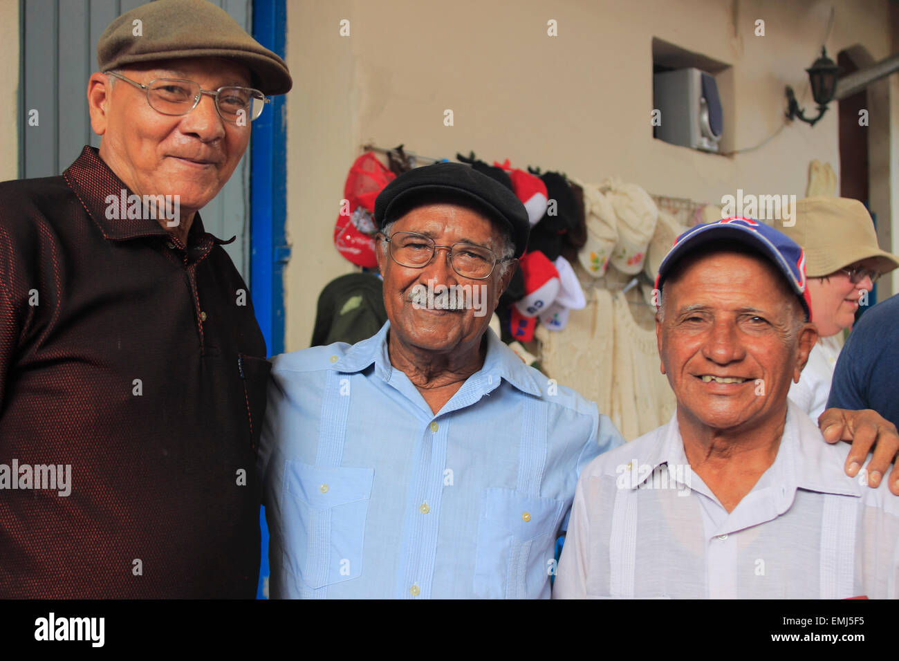 Tre i cittadini anziani gli uomini a un social club Santa Clara Cuba Foto Stock