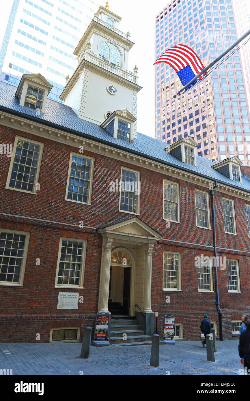 Boston Old State House punto di riferimento sul sentiero della libertà nel centro cittadino con closeup sportello anteriore con bandiera. Foto Stock