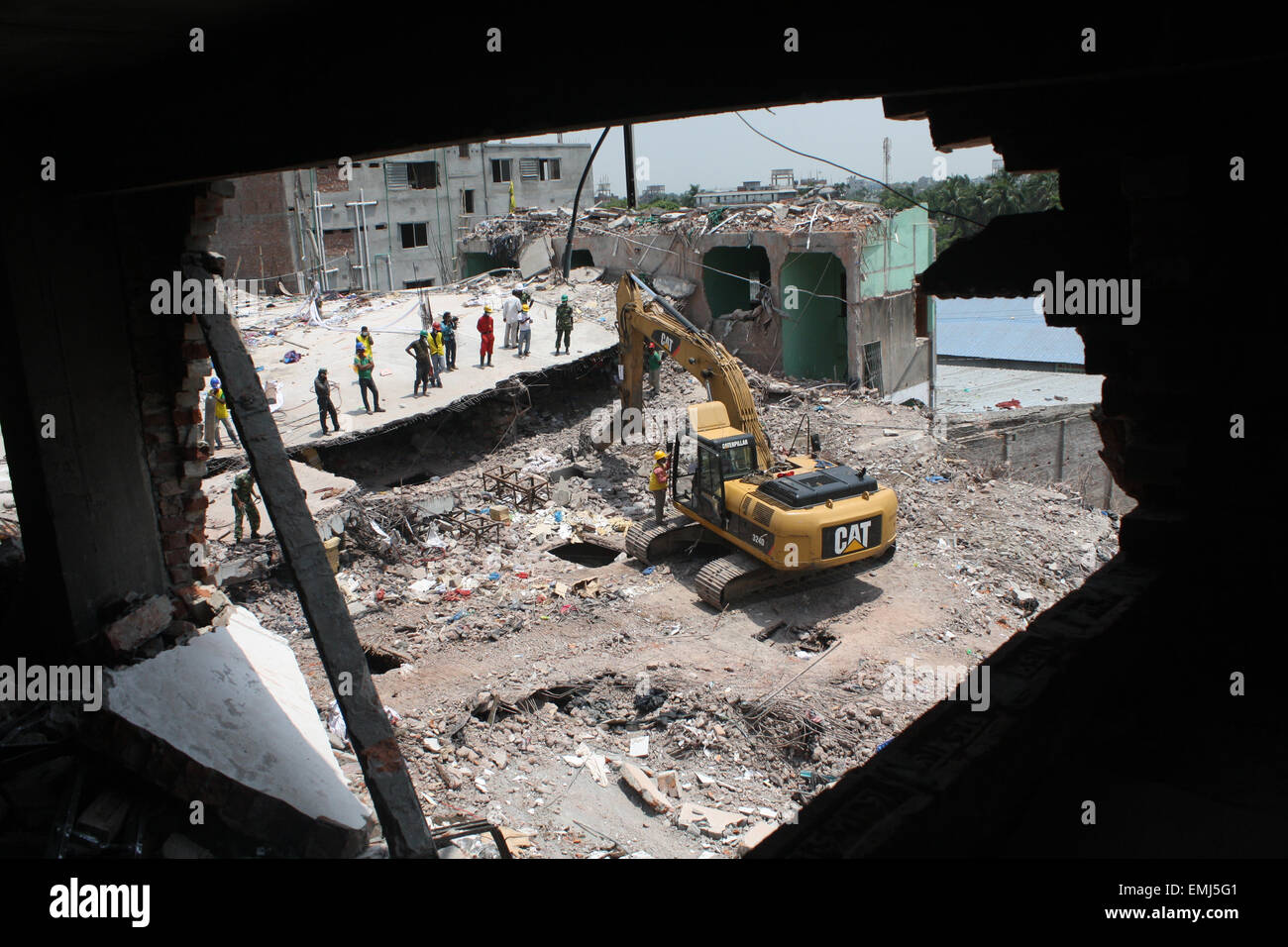 Bangladesh soccorritori look per i superstiti e vittime in corrispondenza del sito di un edificio che è collassata in Savar, vicino a Dacca in Bangladesh. Foto Stock