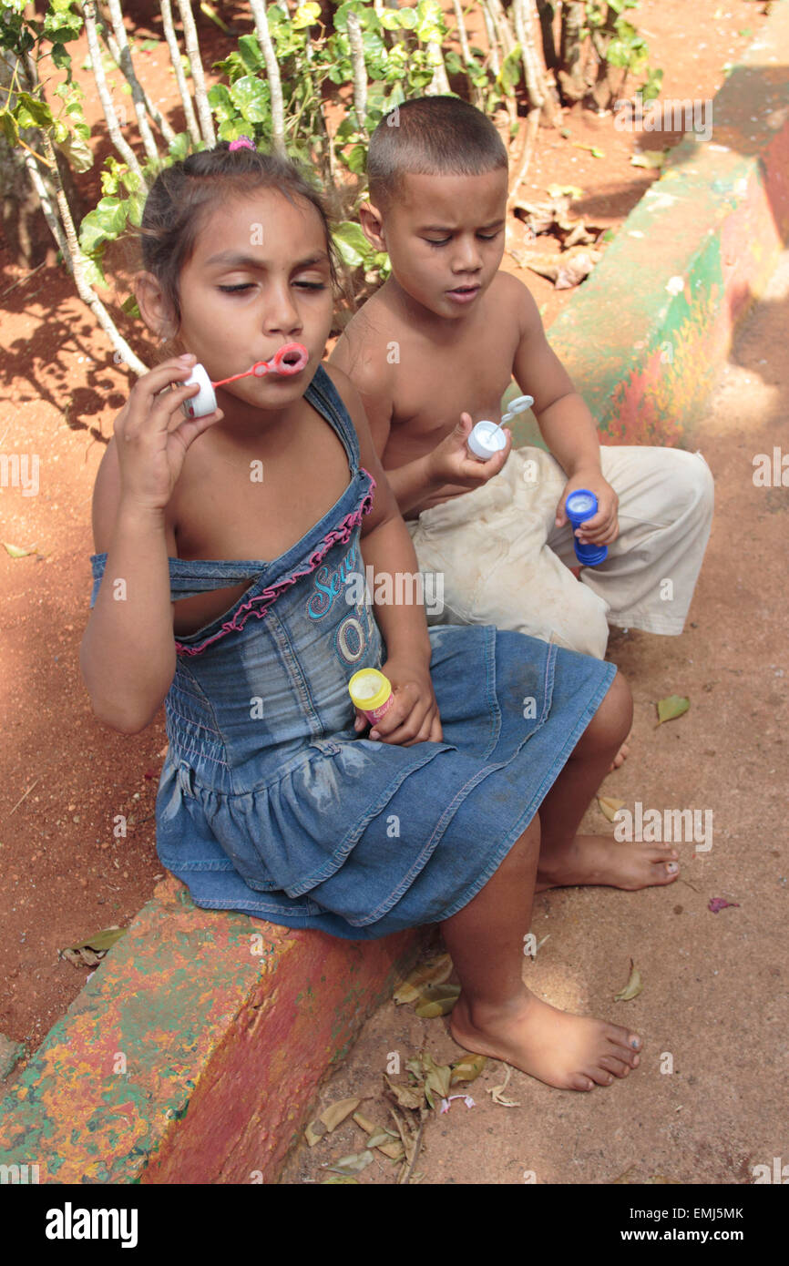 Due bambini cubani a soffiare bolle penisola di Zapata Cuba Foto Stock
