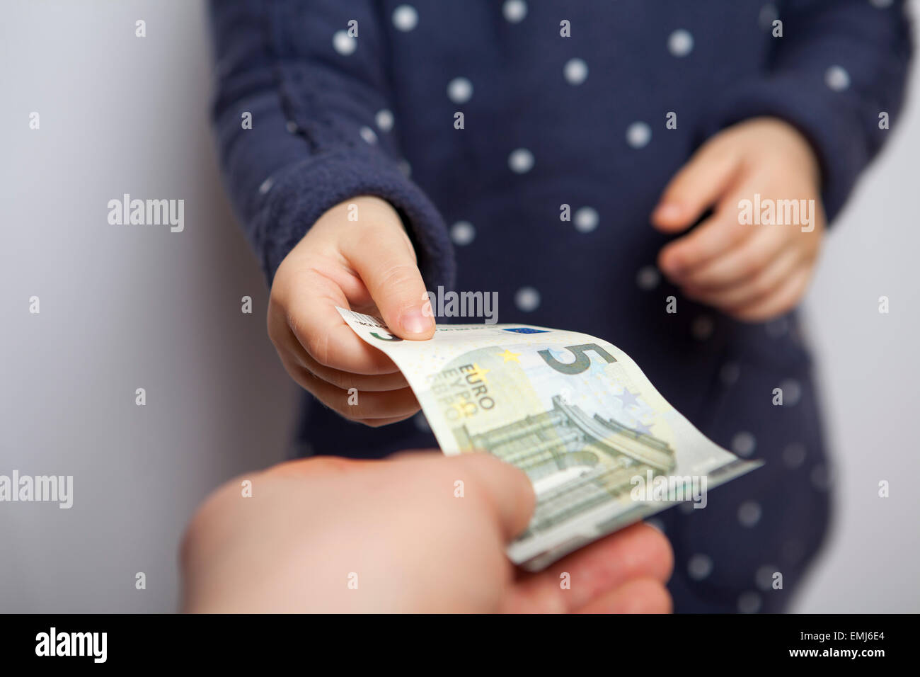 Soldi Di Risparmio Del Bambino Immagine Stock - Immagine di mano, finanza:  11074235