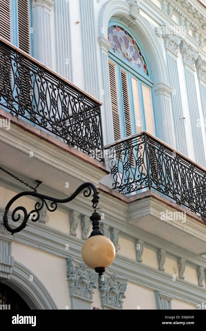 Edificio storico restaurato facciata in Plaza Vieja area Havana Cuba Foto Stock