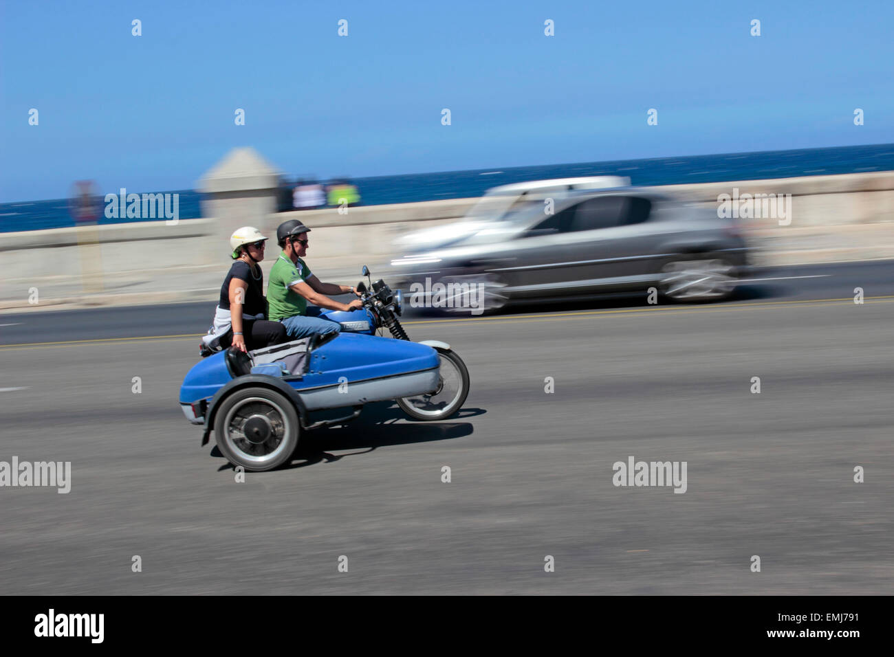 Motociclo con sidecar a comuni mezzi di trasporto lungo il Malecon in Havana Cuba Foto Stock