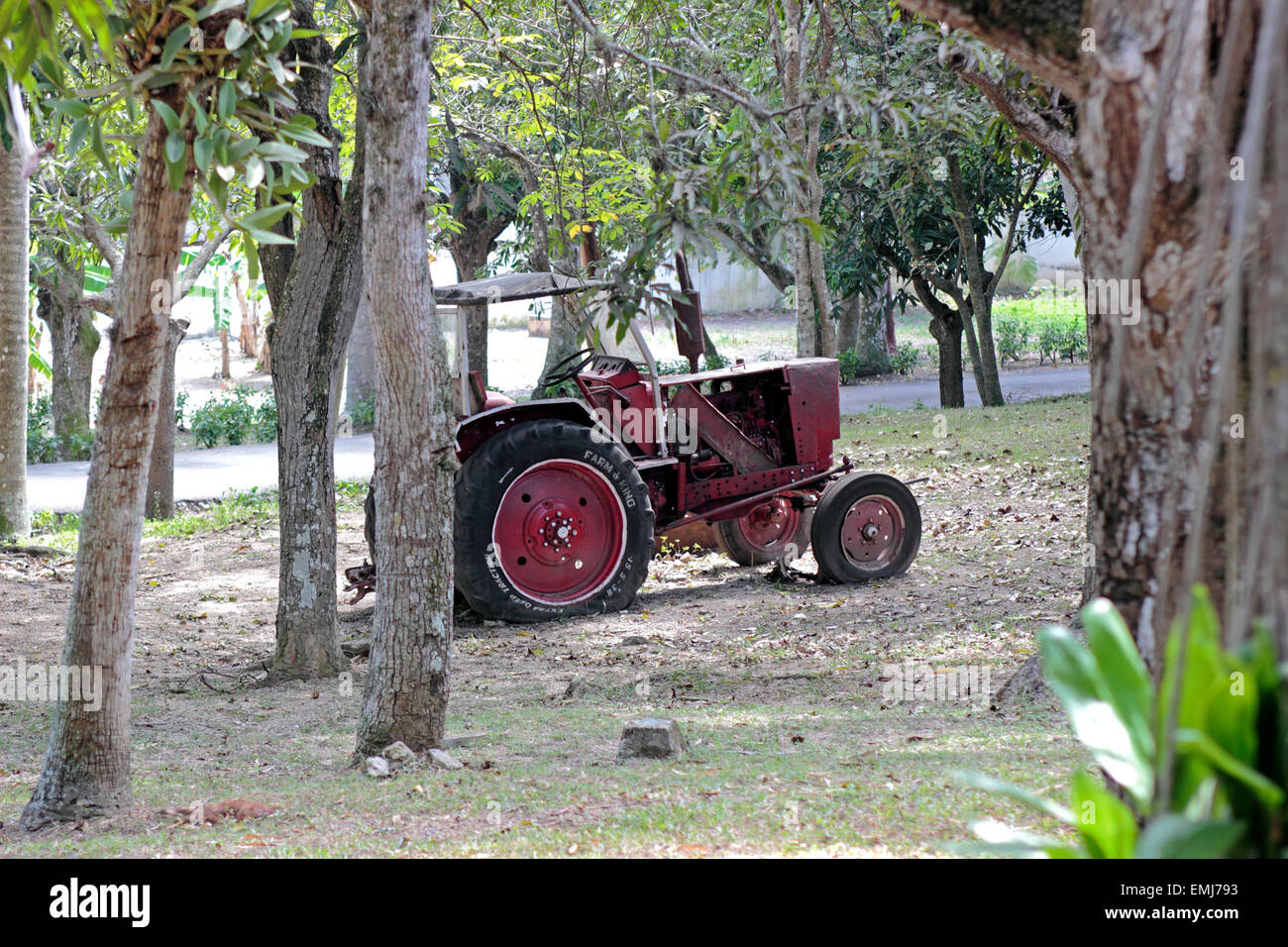 Vecchio modello russo trattore fatta una comune macchina agricola sul display all'Hemingway House San Francisco de Paula Cuba Foto Stock