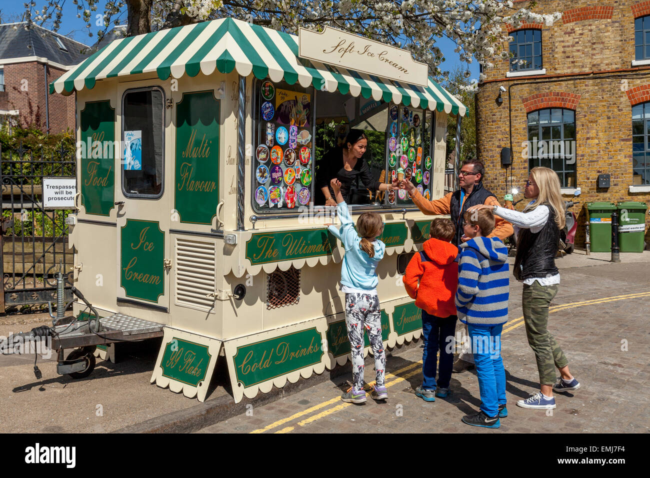 Una famiglia Acquisto di gelati a partire da un tradizionale Gelato Van, Richmond Upon Thames, Londra, Inghilterra Foto Stock
