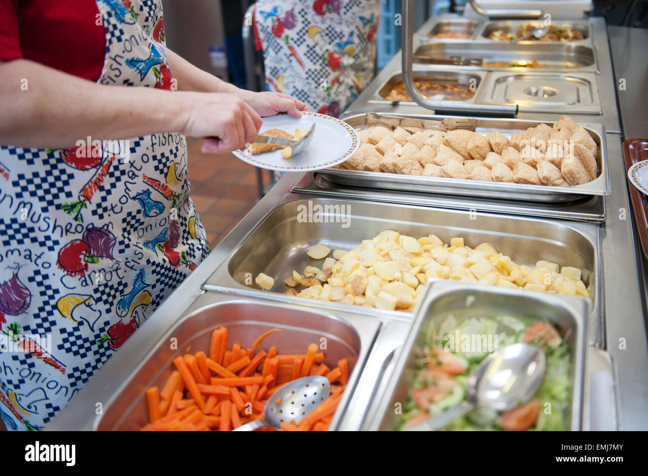 La cena onorevoli a un Regno Unito la scuola primaria serve cene a caldo a pranzo Foto Stock