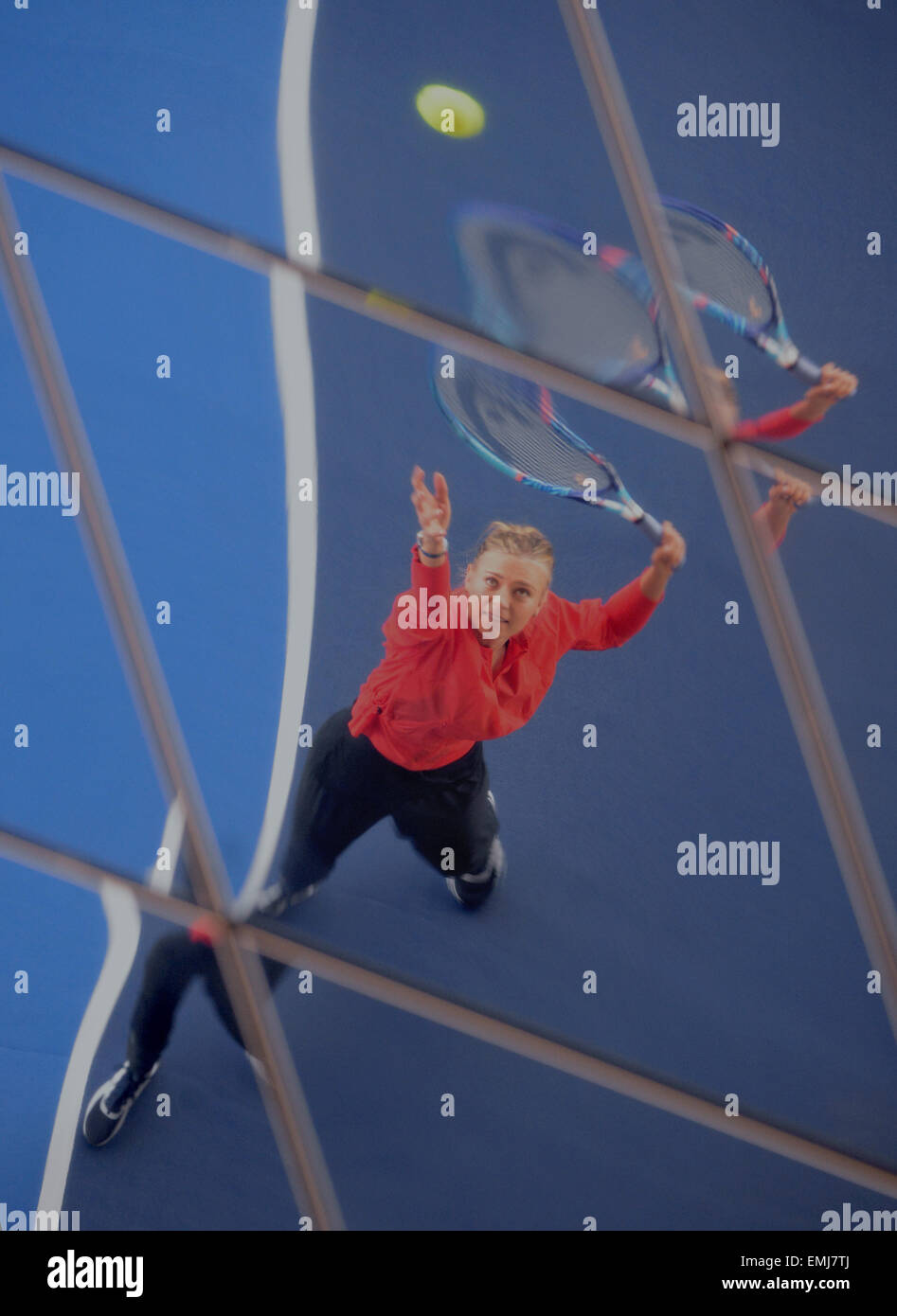 Stuttgart, Germania. Xxi Aprile, 2015. Federazione tennis pro Maria Sharapova e ex noi tennis pro Andre Agassi (non in foto) in azione durante una mostra la corrispondenza alla WTA torneo di tennis presso il Porsche-Museum a Stoccarda, Germania, 21 aprile 2015. Foto: MARIJAN MURAT/dpa/Alamy Live News Foto Stock