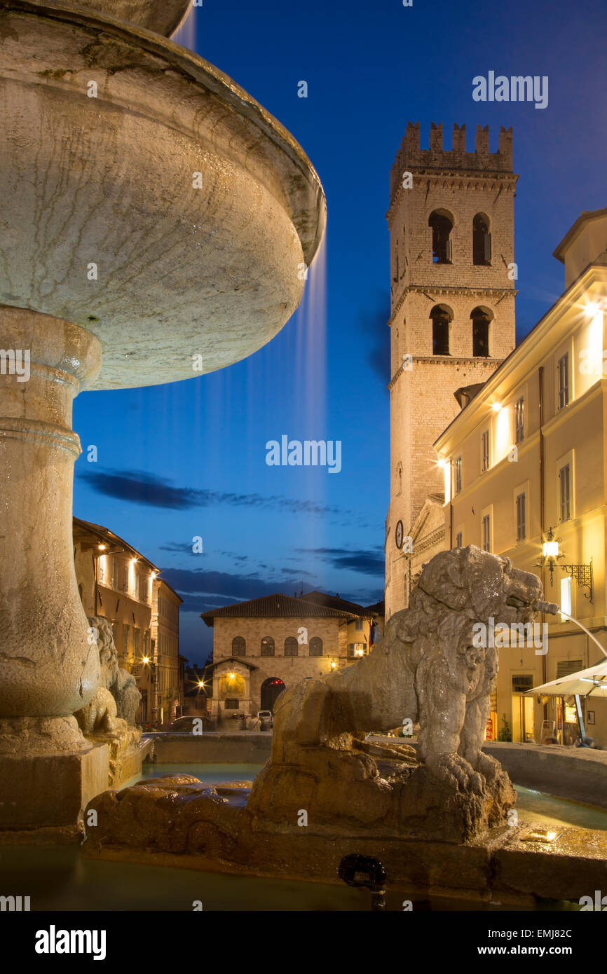 Crepuscolo in Piazza del Comune, Assisi, Umbria, Italia Foto Stock