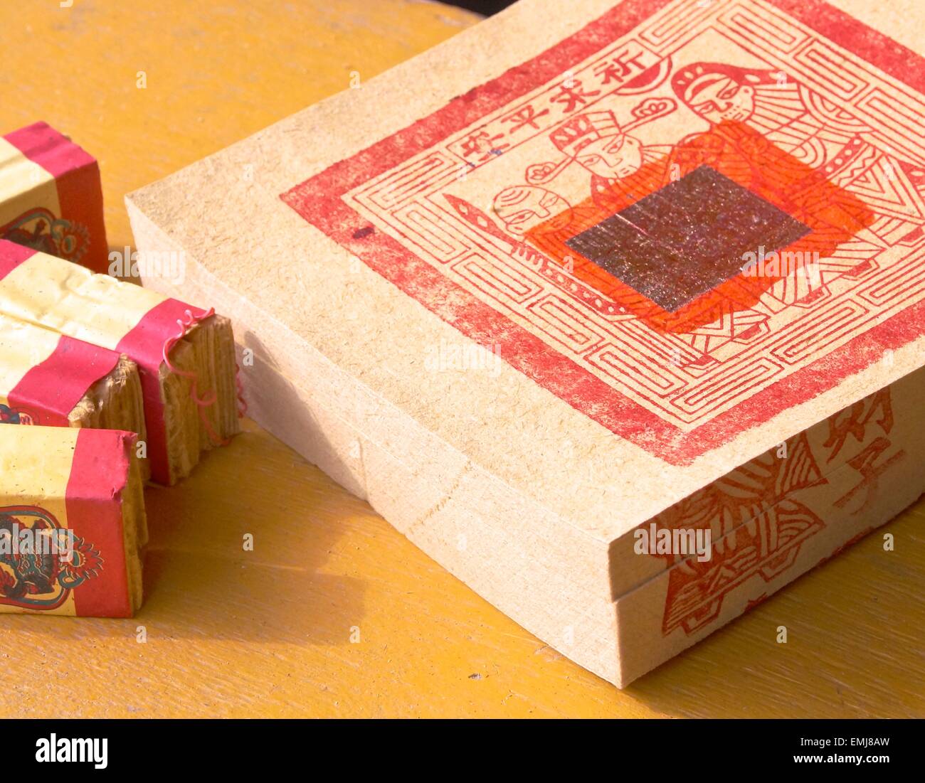 Joss carta - bruciare un po' di carta moneta per gli dèi Foto Stock