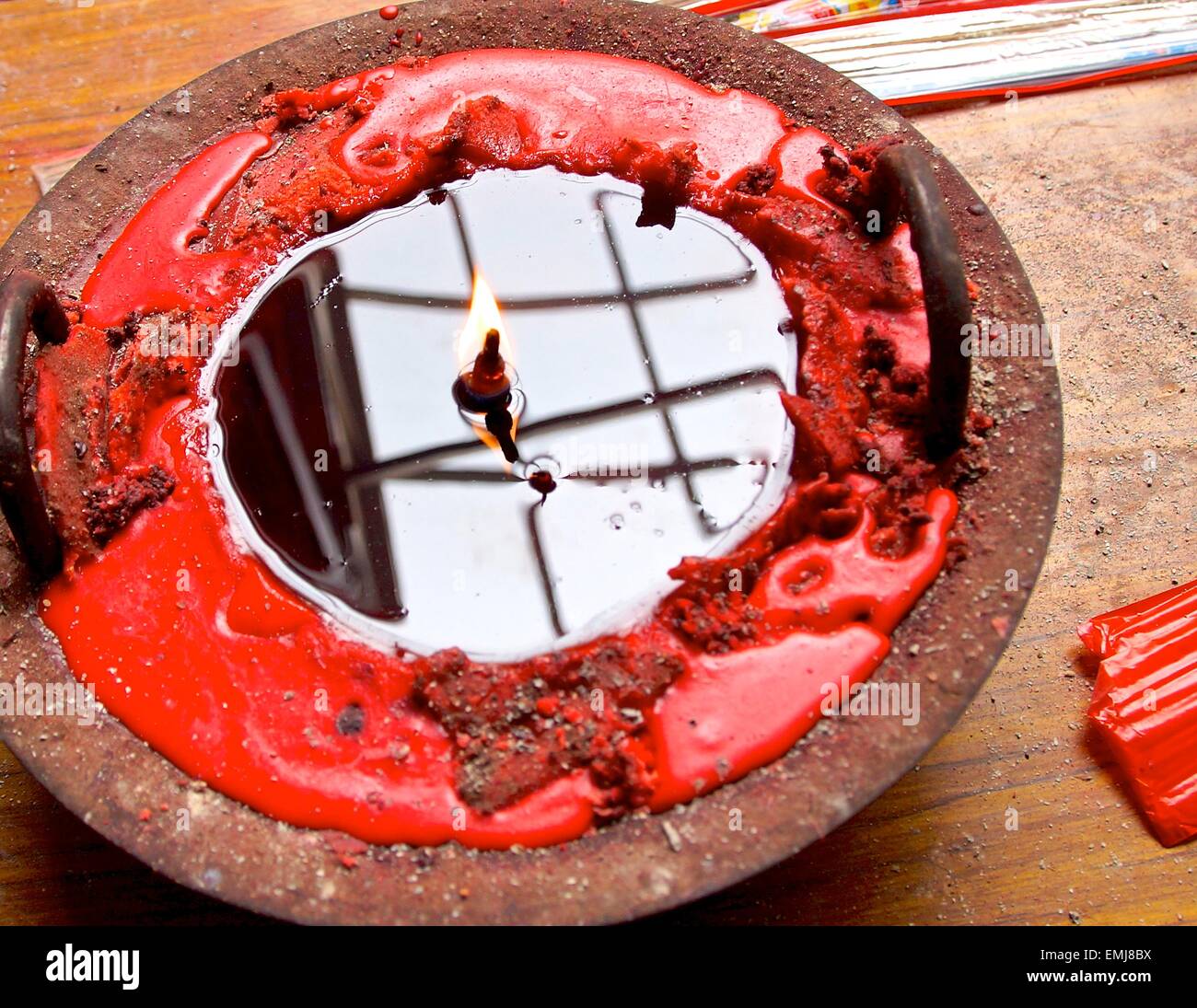 Candele accese al tempio nel nord di Taiwan Foto Stock