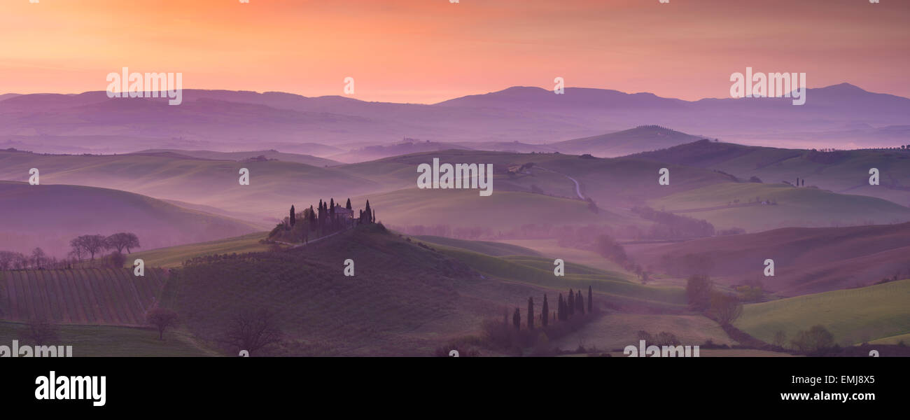 Podere Belvedere e la campagna toscana all'alba, San Quirico d'Orcia, Toscana, Italia Foto Stock