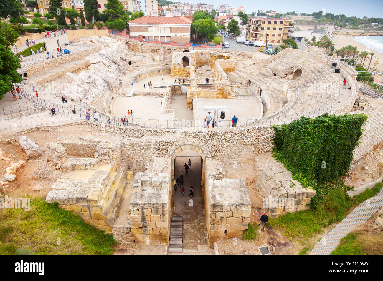 Tarragona, Spagna - 16 agosto 2014: Lo storico anfiteatro di Tarragona con pochi turisti, Catalogna, Spagna Foto Stock