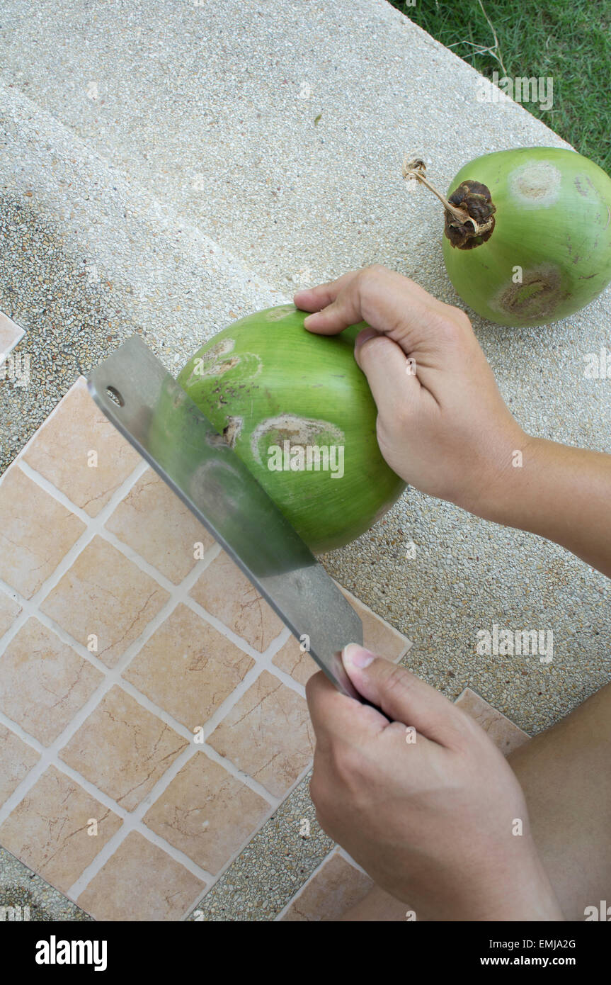Drink di cocco strappare frutto all'interno di peel Foto Stock