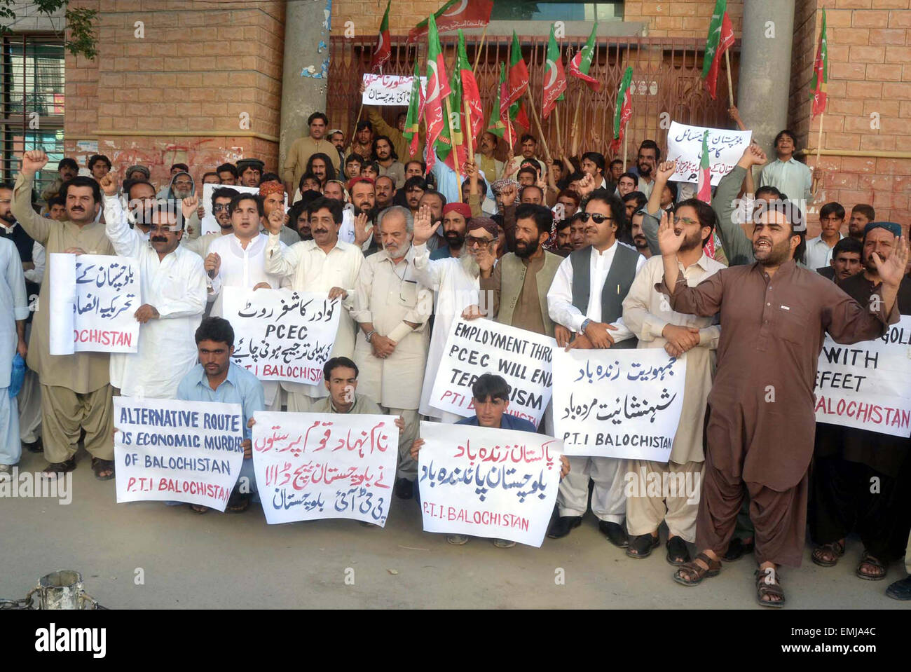 Gli attivisti del Tehreek-e-Insaf (PTI) chant slogan contro la modifica del piano di Gwadar-Kashgar rotta commerciale costruzione durante la manifestazione di protesta a Quetta press club il Martedì, 21 aprile 2015. Foto Stock