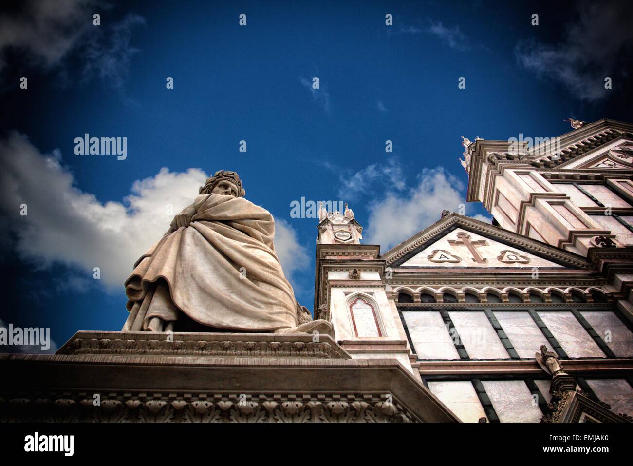 Una vista di una statua di Dante a Firenze,Italia Foto Stock