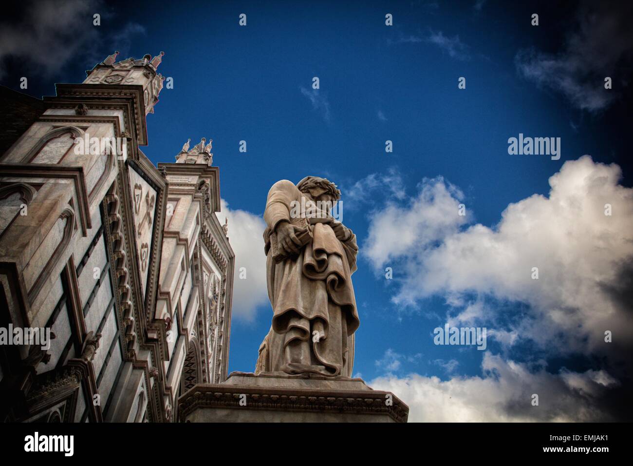 Una vista di una statua di Dante a Firenze,Italia Foto Stock