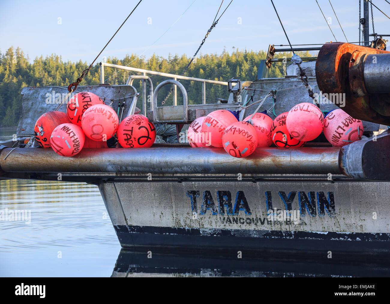 Galleggia su un commerciale barca da pesca, Ucluelet, Isola di Vancouver, British Columbia, Canada Foto Stock