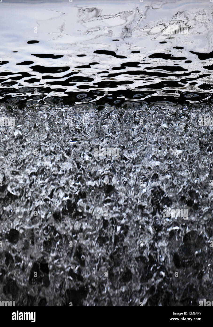 Acqua fresca in esecuzione su una piccola cascata. Foto Stock