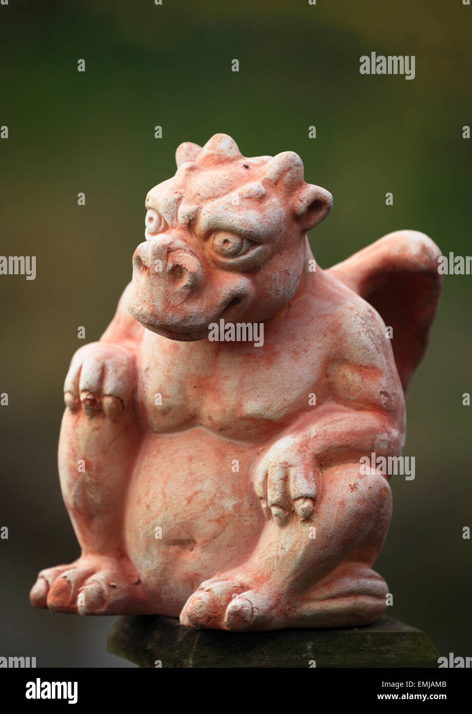 Un diavolo di pietra in stile giardino ornamento. Foto Stock