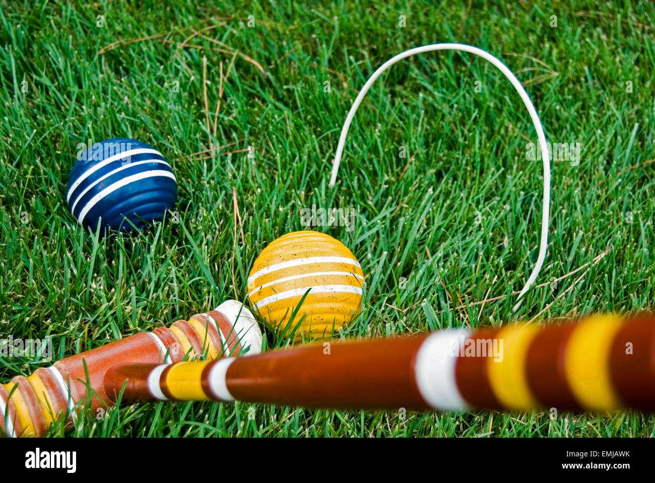 Croquet mazzuolo di legno e croquet palla in erba con wicket. Foto Stock