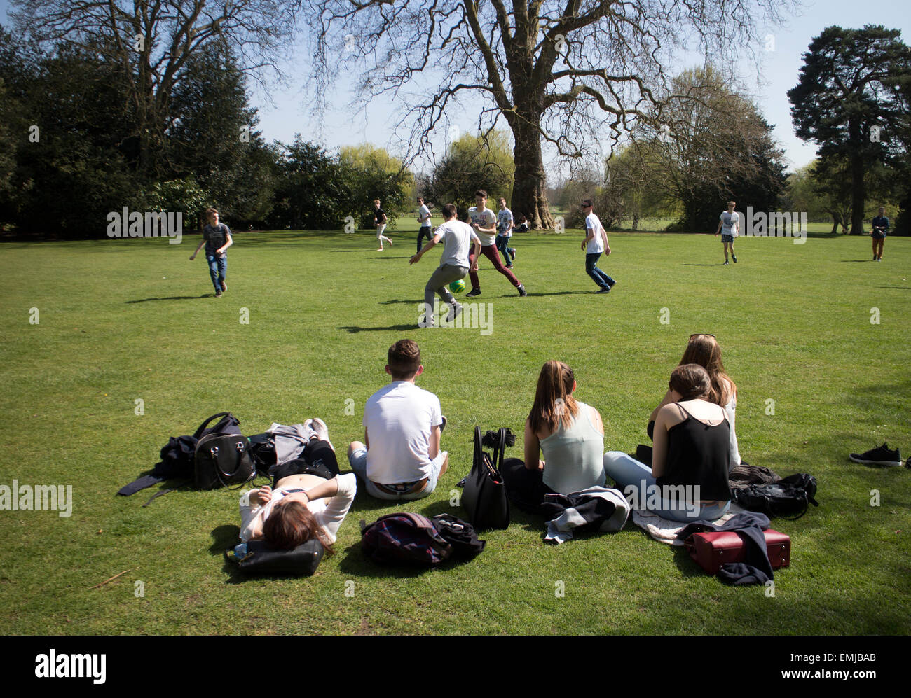 Overseas Student giocando a calcio, Stratford-upon-Avon, Regno Unito Foto Stock