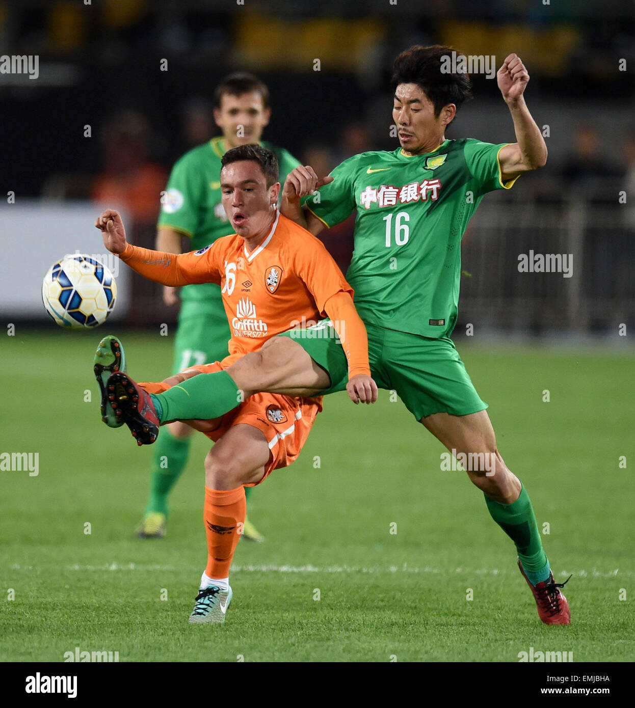 Pechino, Cina. Xxi Aprile, 2015. Clut Devante (L) dell'Australia Brisbane Roar vies con Zhao Hejing di della Cina di Pechino Guoan durante un gruppo G corrisponde all'AFC Champions League 2015 a Pechino, capitale della Cina, 21 aprile 2015. © Guo Yong/Xinhua/Alamy Live News Foto Stock