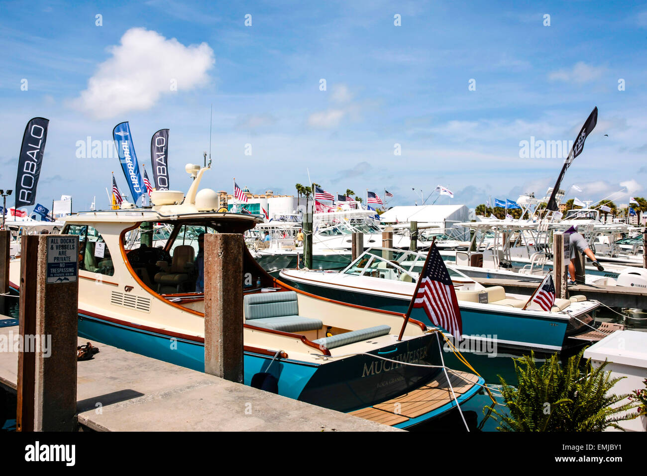 Barche nuove in vendita presso il Suncoast boat show presso il downtown waterfront Marina Jack in Sarasota Florida Foto Stock