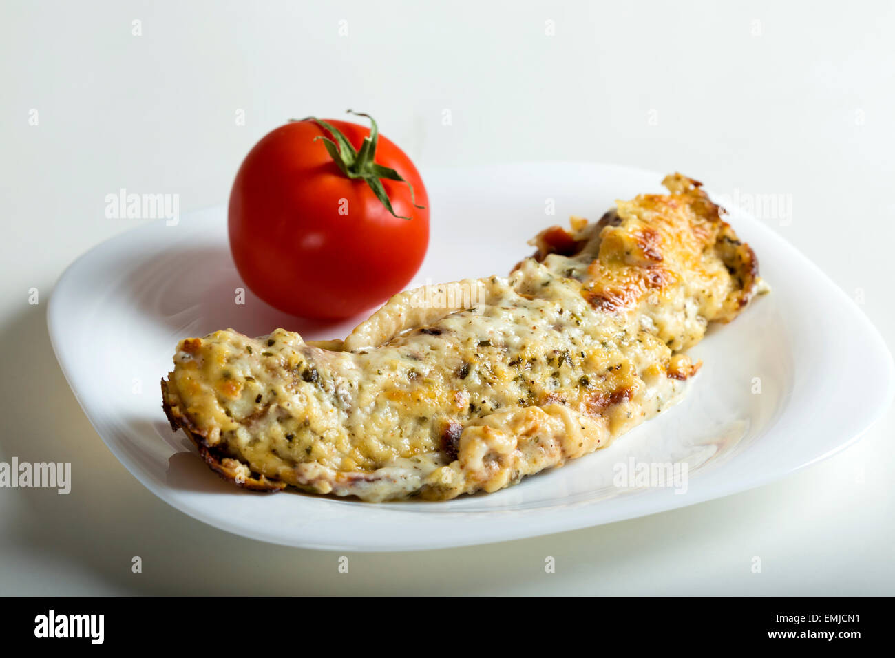 Cannelloni con salsa di pomodoro e formaggio sulla piastra bianca Foto Stock