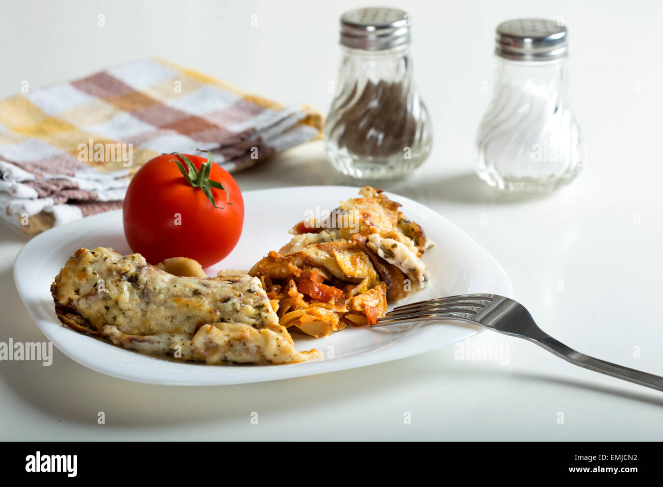 Cannelloni con salsa di pomodoro e formaggio sulla piastra bianca Foto Stock