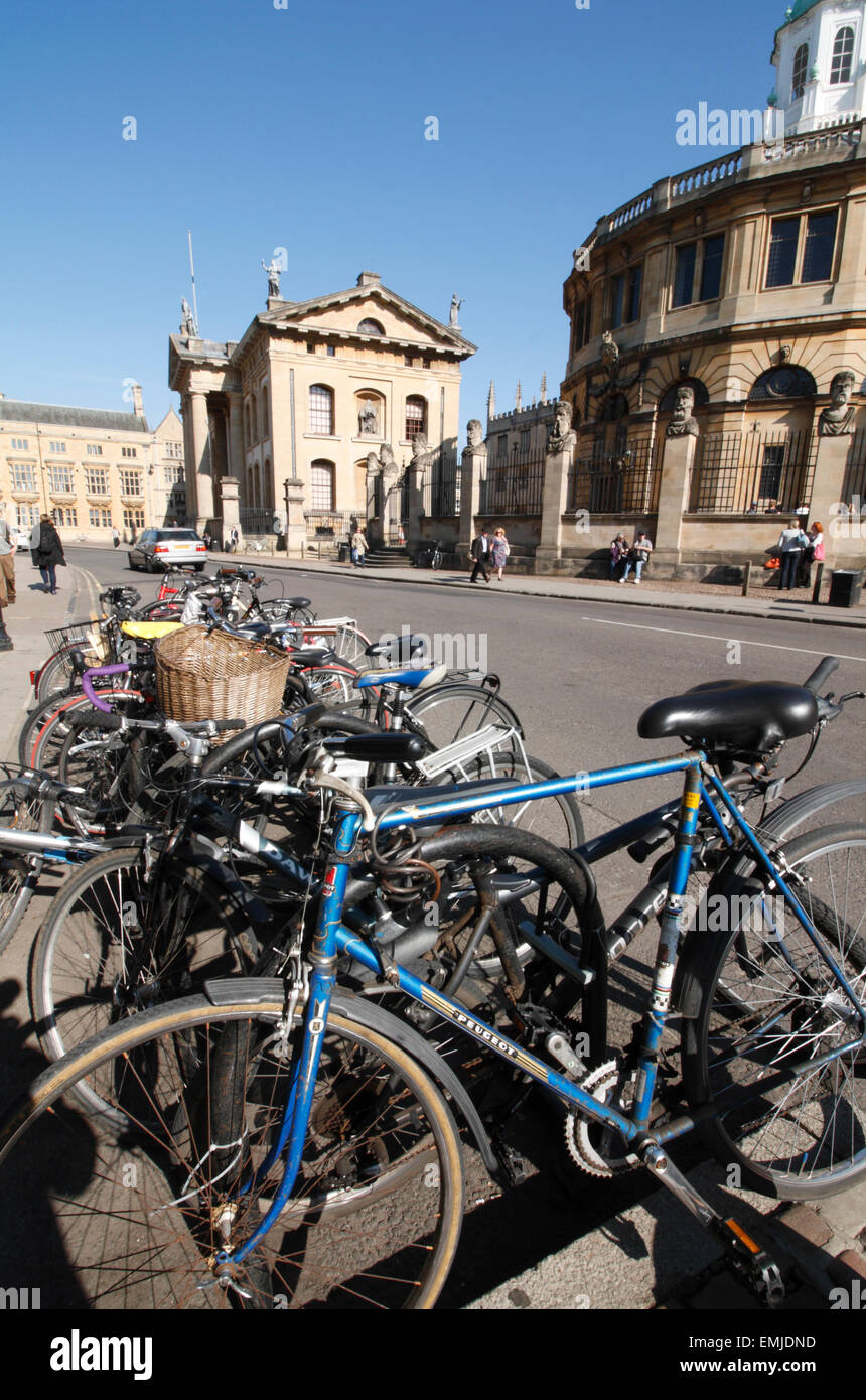 Le biciclette di fronte al Clarendon Building e il Sheldonian Theatre in Broad Street, Oxford Foto Stock