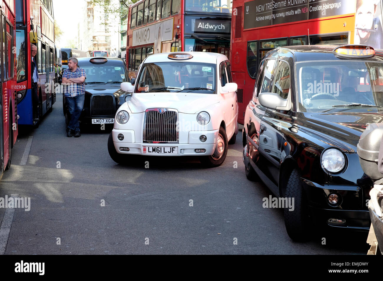 Oxford Street bloccato da conducenti di taxi come protestano contro i contenuti illegali mini cabs. Foto Stock