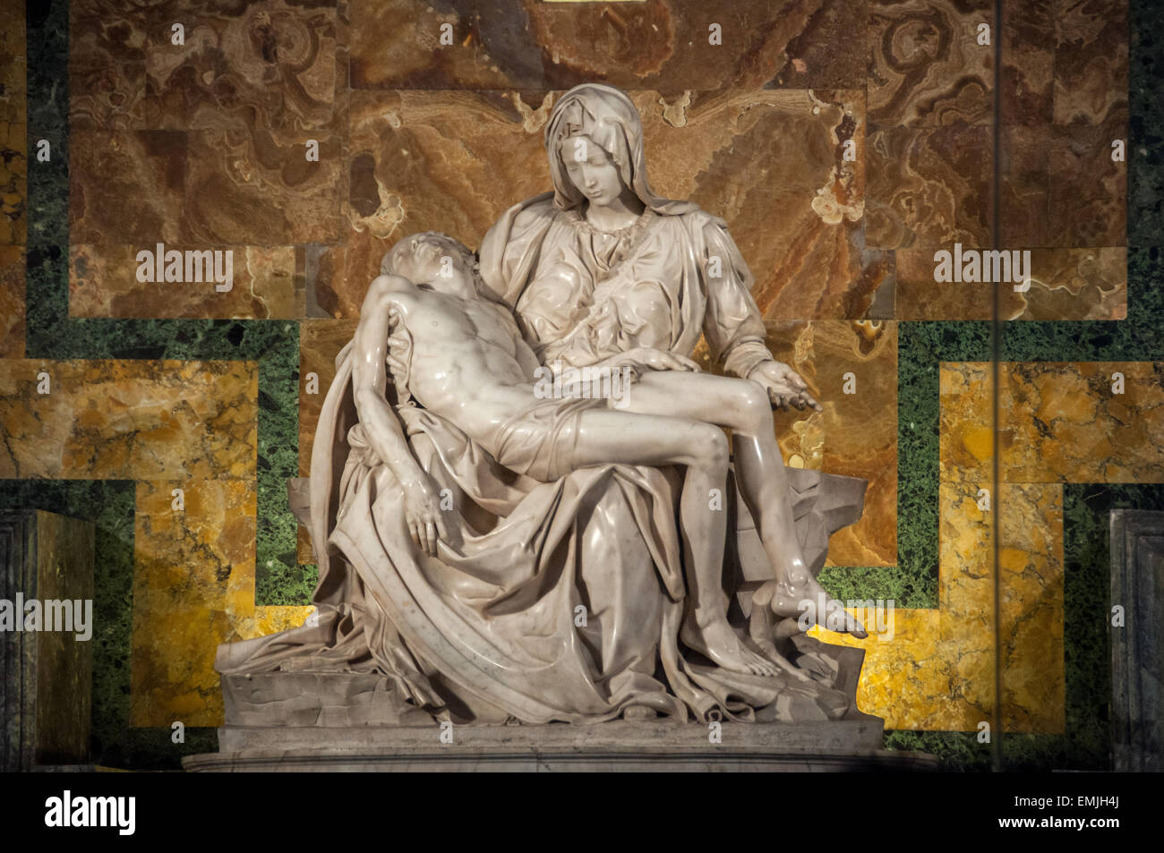 Pietà statua della Vergine Maria che cullano il corpo morto di Gesù, la Basilica di San Pietro e Città del Vaticano Foto Stock