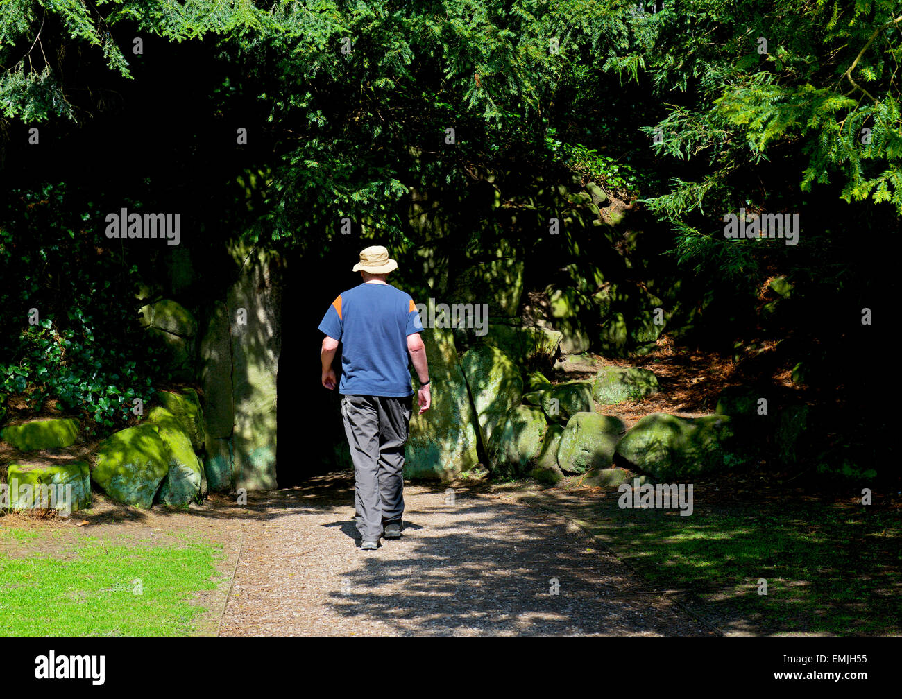 Senior uomo a camminare nei giardini di Biddulph Grange, una proprietà del National Trust vicino a Stoke-on-Trent, Staffordshire, England Regno Unito Foto Stock