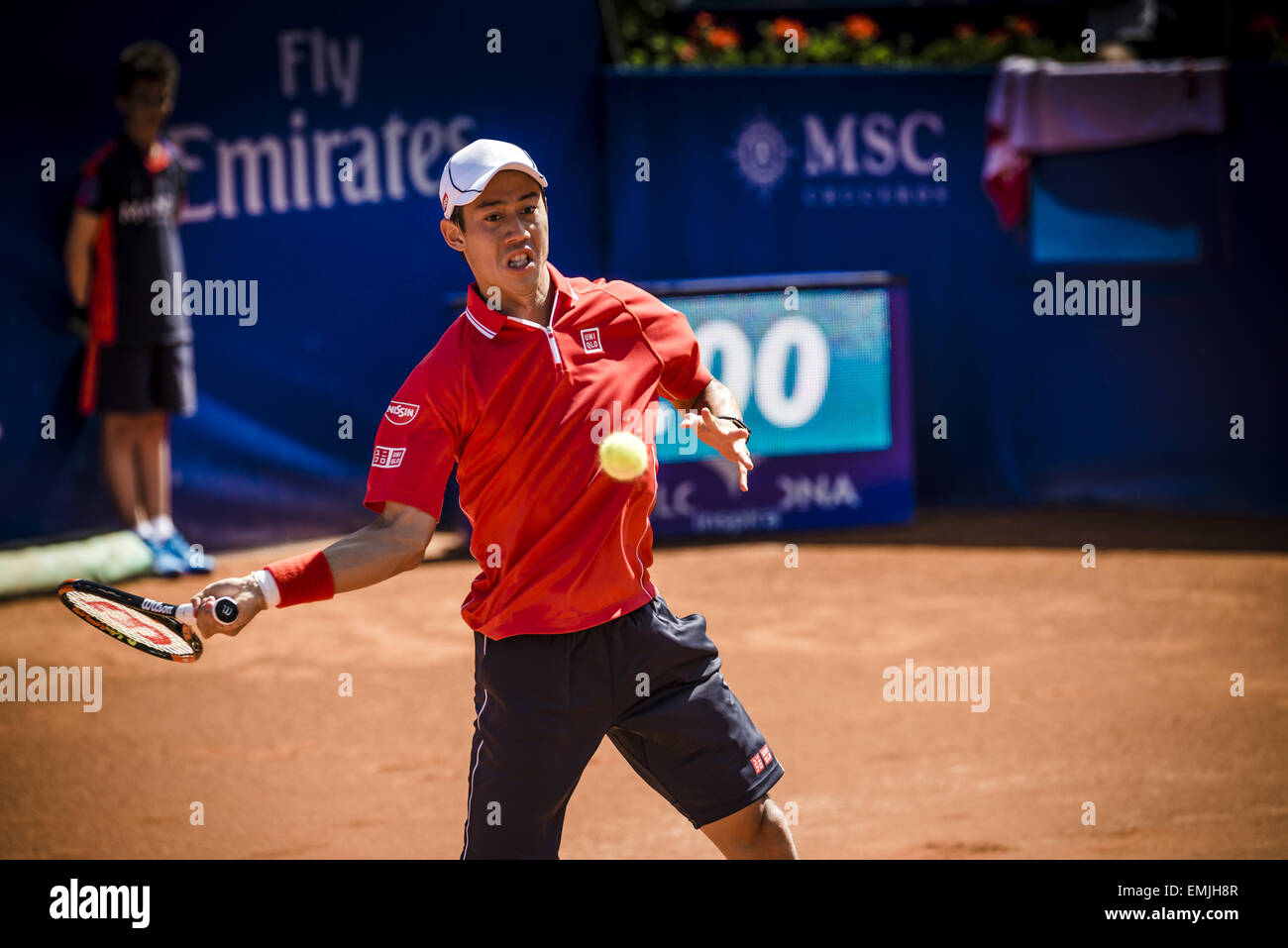 Barcellona, in Catalogna, Spagna. Xxi Aprile, 2015. KEI NISHIKORI del Giappone, che regna Barcelona Open Banc Sabadell champion, restituisce un colpo di Teymuraz Gabashvili della Russia durante il suo primo gioco a "Barcellona Open Banc Sabadell' 2015 © Matthias Oesterle/ZUMA filo/ZUMAPRESS.com/Alamy Live News Foto Stock