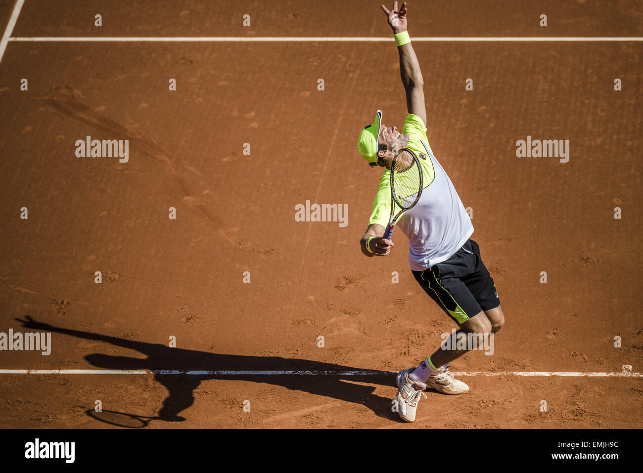 Barcellona, in Catalogna, Spagna. Xxi Aprile, 2015. TEYMURAZ GABASHVILI della Russia serve contro Kei Nishikori del Giappone durante il "Barcelona Open Banc Sabadell' 2015 © Matthias Oesterle/ZUMA filo/ZUMAPRESS.com/Alamy Live News Foto Stock