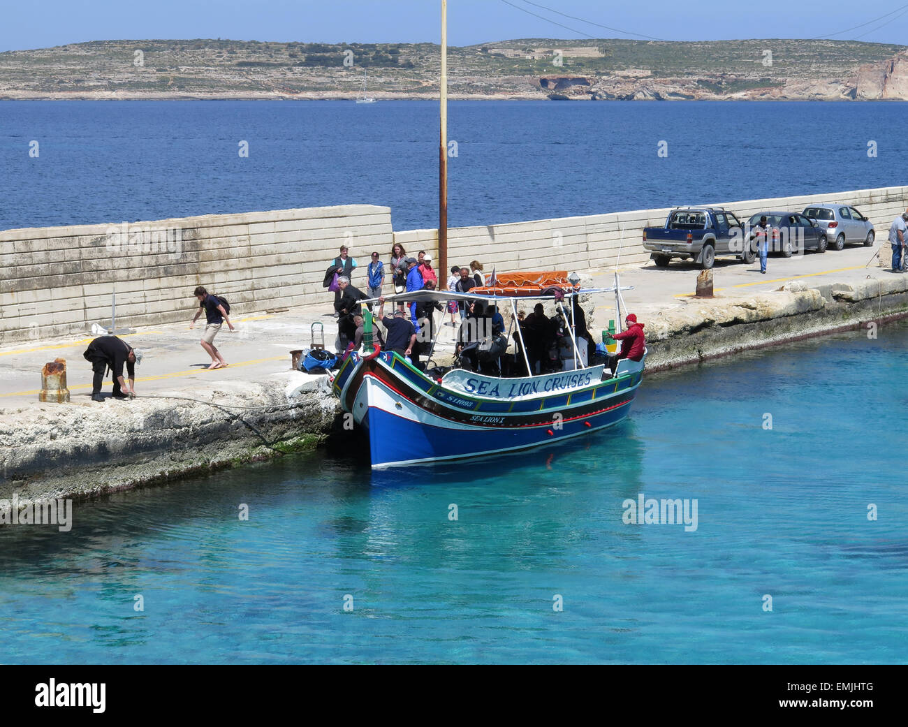 Nave traghetto da Malta a Comino con i turisti dello sbarco Foto Stock