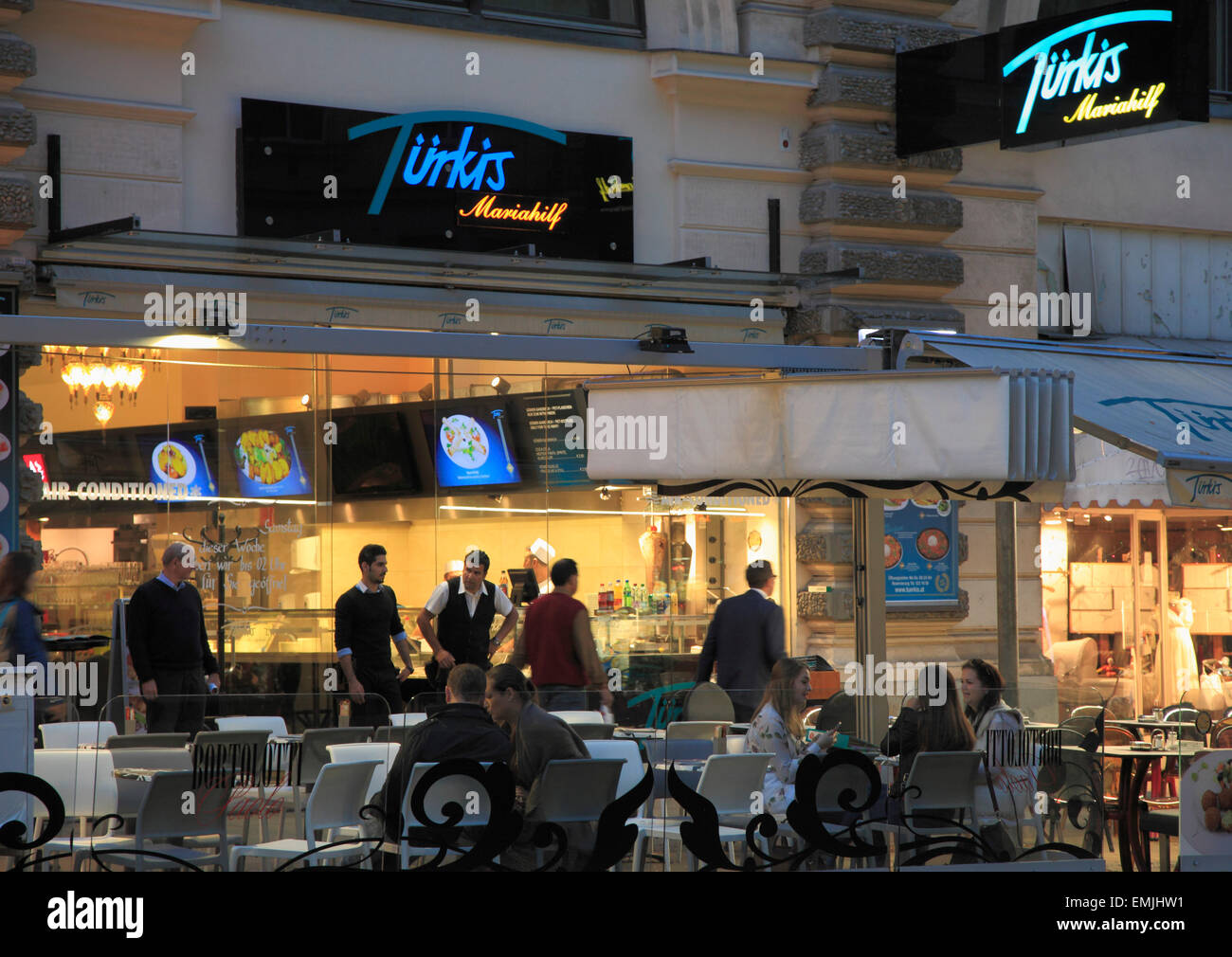 Austria, Vienna, Mariahilfer Strasse, ristorante turco, persone Foto Stock
