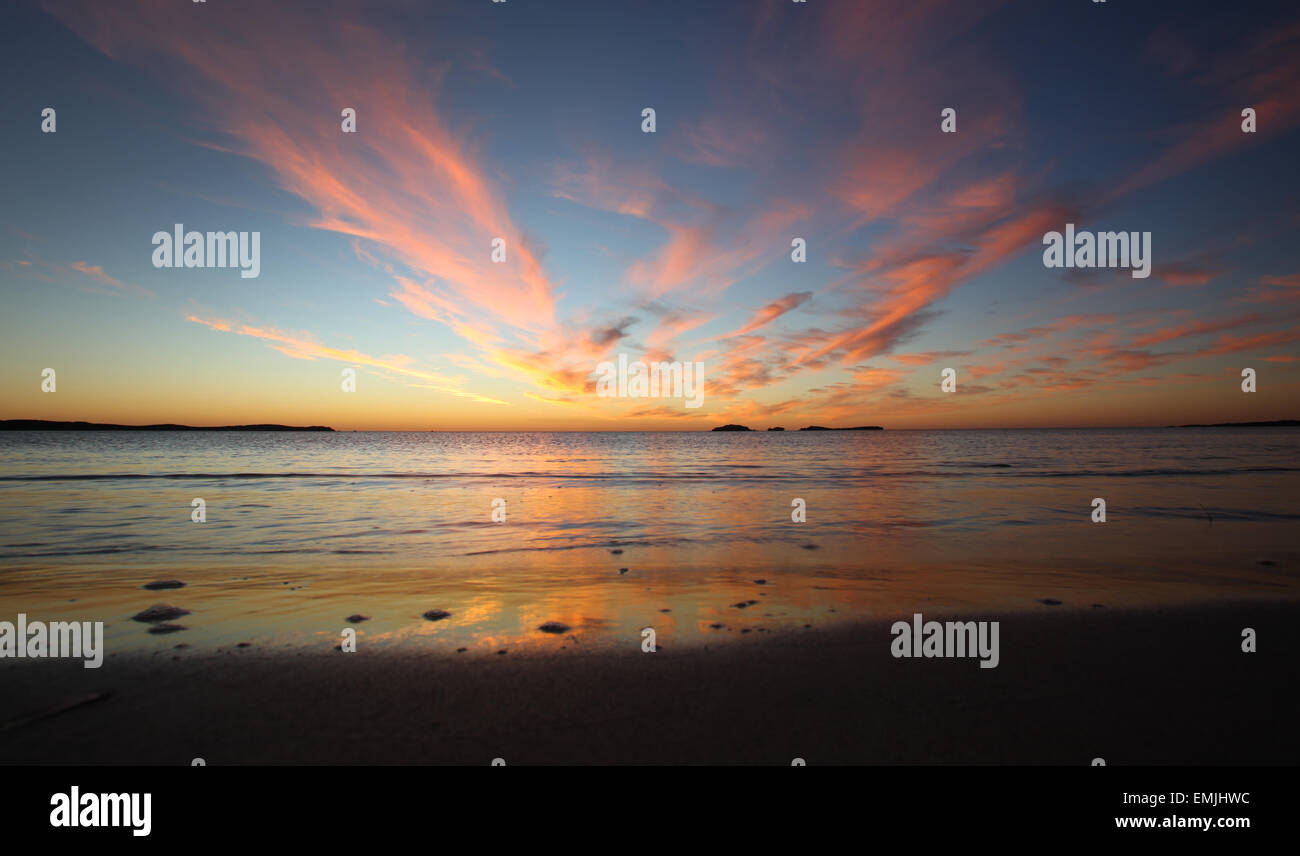 Tramonto su una spiaggia deserta con n. di persone Foto Stock