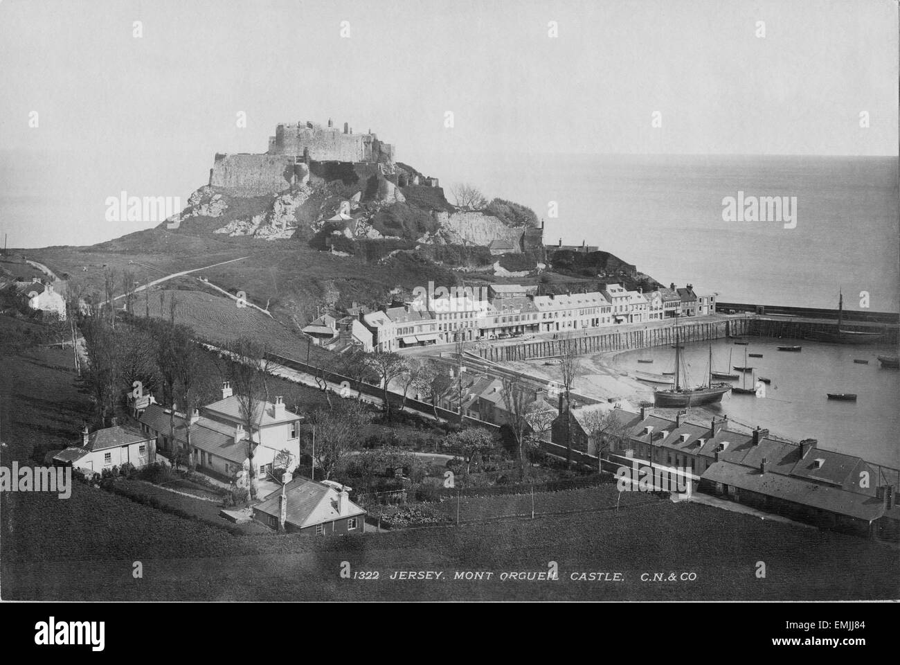 Castello di Mont Orgueil e il porto di Gorey, Jersey, Inghilterra, Regno Unito, albume fotografia, circa 1895 Foto Stock
