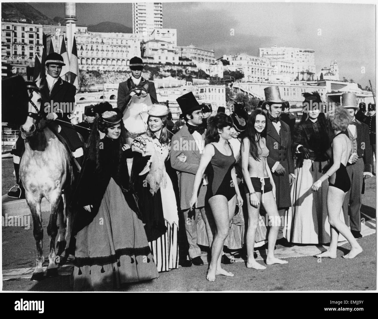 Un gruppo di giovani donne in costume da bagno di corrente in contrasto con la moda da 100 anni prima, 1866, indossato da un altro gruppo, parte delle celebrazioni centenarie, Monaco, 1966 Foto Stock