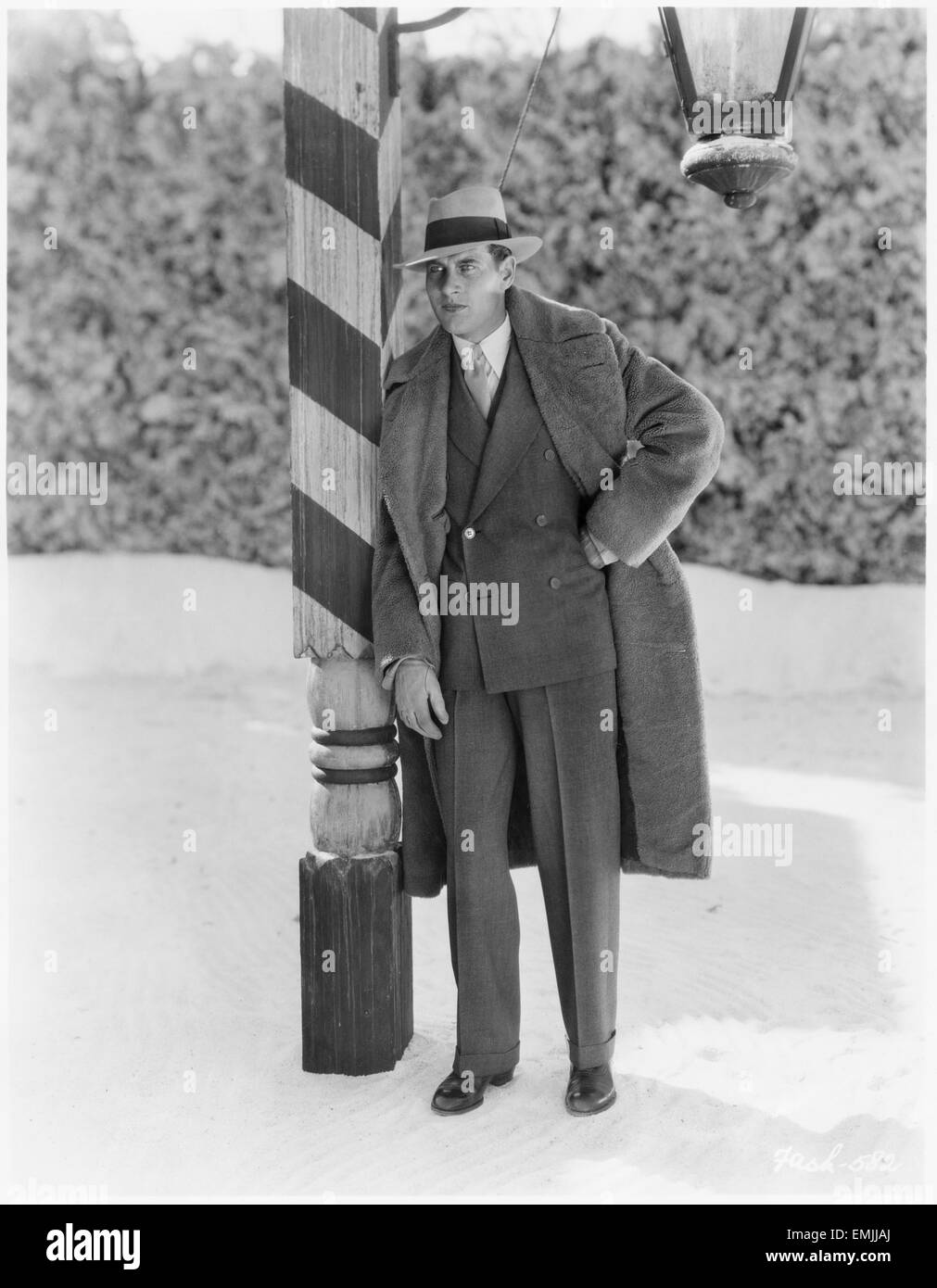 Attore Richard Arlen, moda ritratto in Double-Breasted Beaver Coat, 1931 Foto Stock