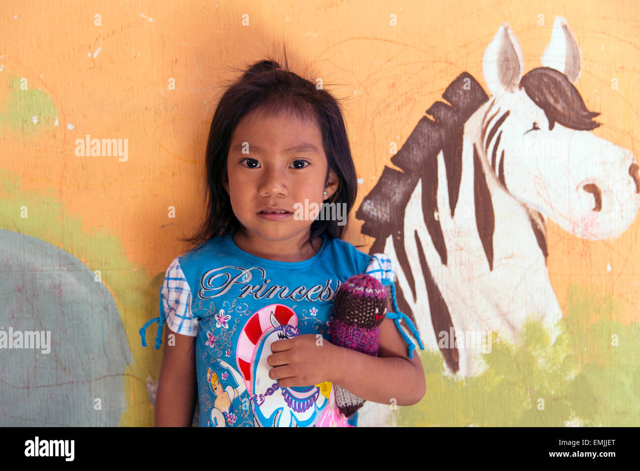 Guatemala, ritratto di un bambino in un centro nutrizionale recuperando da malnutrizione Foto Stock