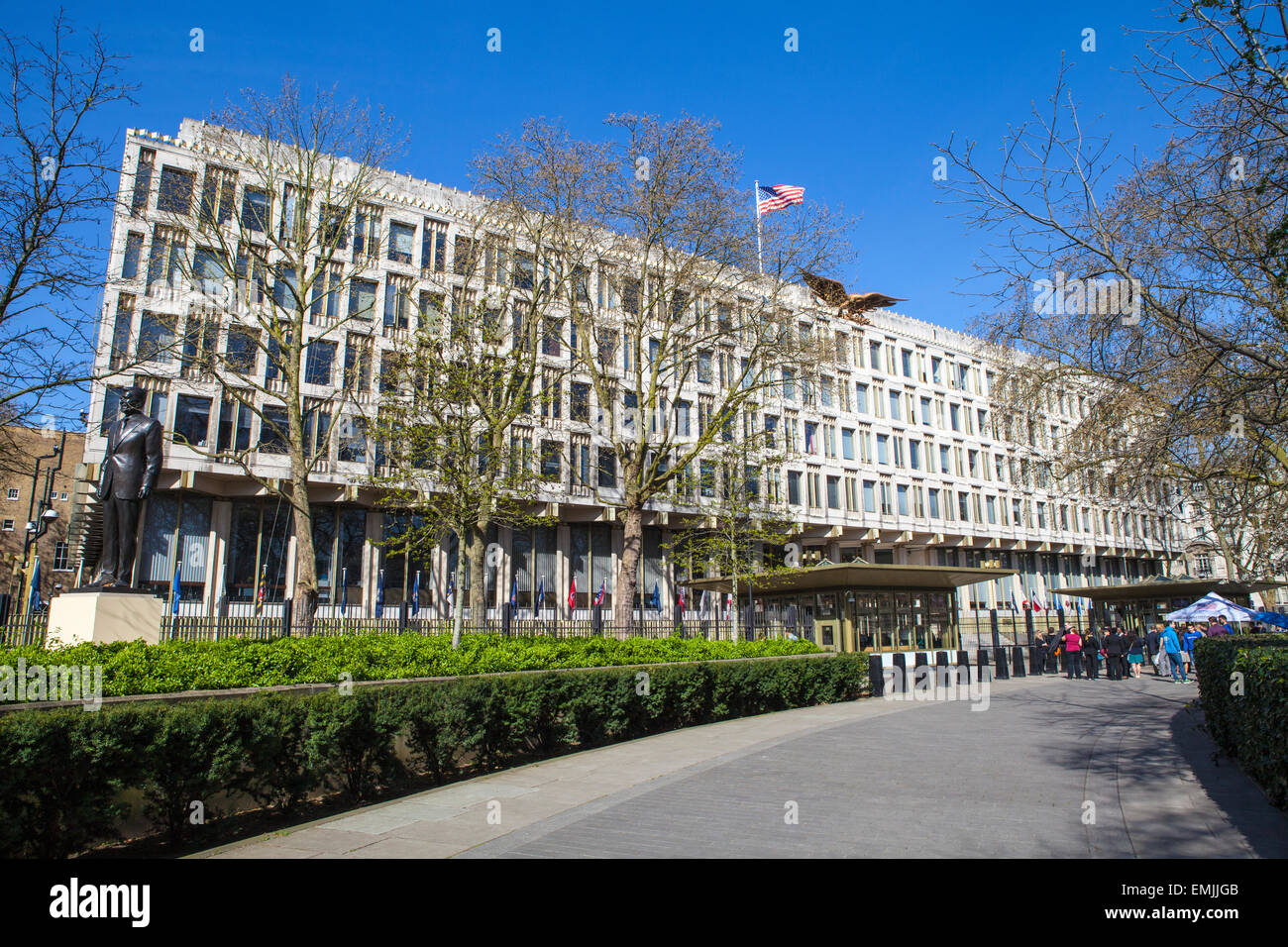 LONDON, Regno Unito - 14 APRILE 2015: una vista dell'Ambasciata degli Stati Uniti d'America, situato in Grosvenor Square a Londra il 1 Foto Stock