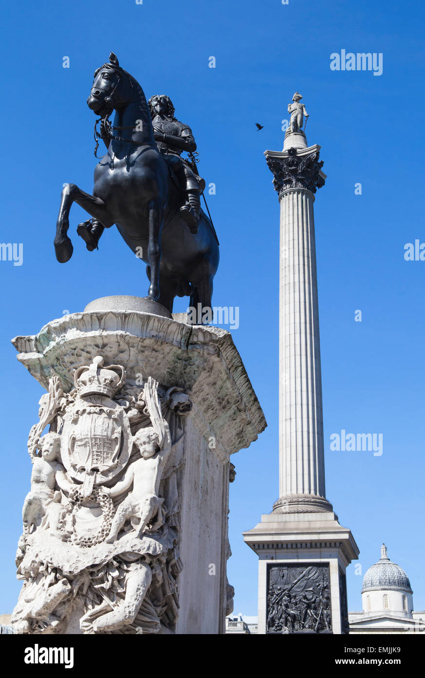 La statua di Re Carlo 1a con la magnifica Nelsons Column in background in Trafalgar Square a Londra. Foto Stock